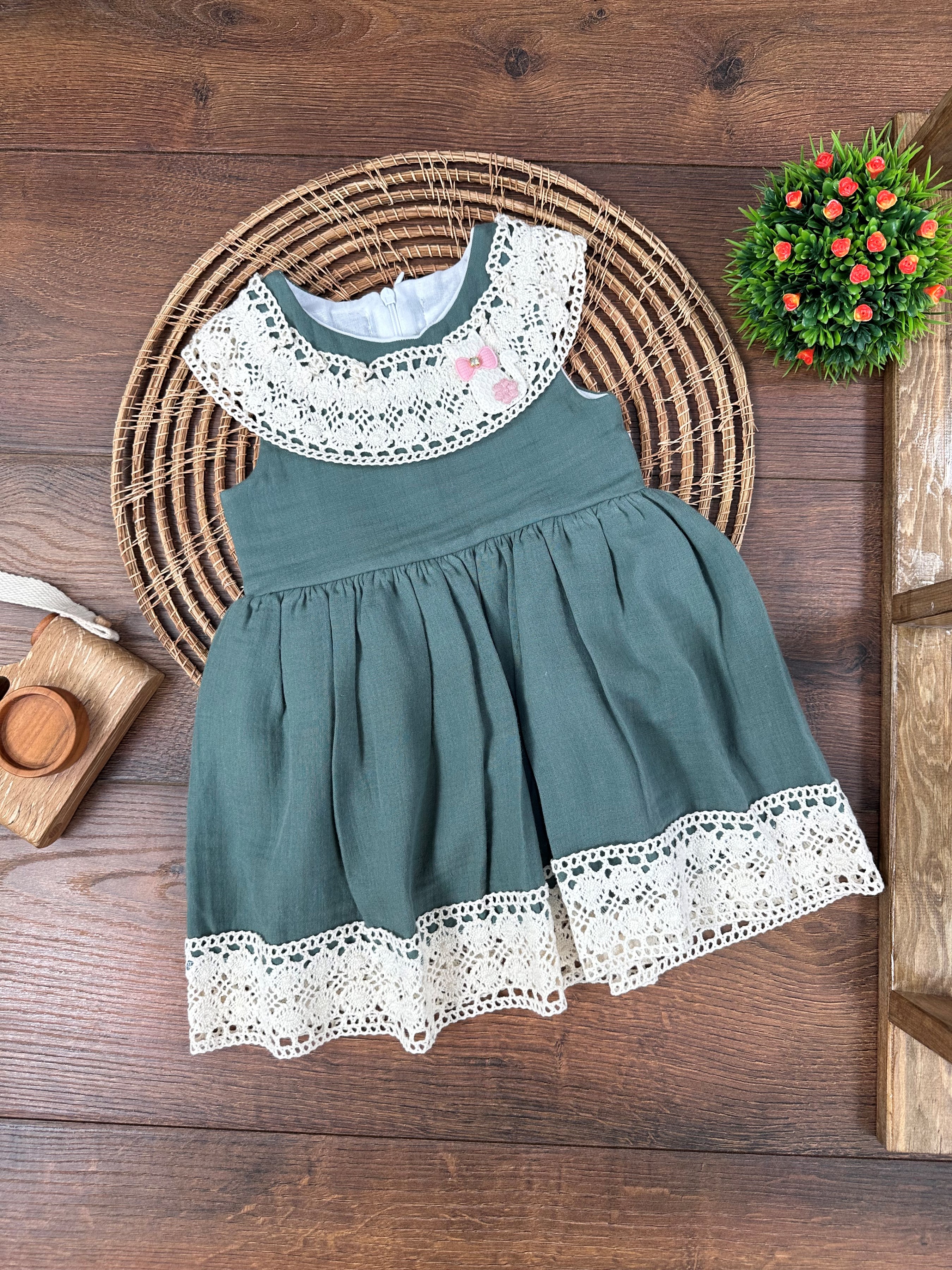 Müslin Kumaş Güpürlü Sırttan Fermuarlı Kız Elbise - YEŞİL