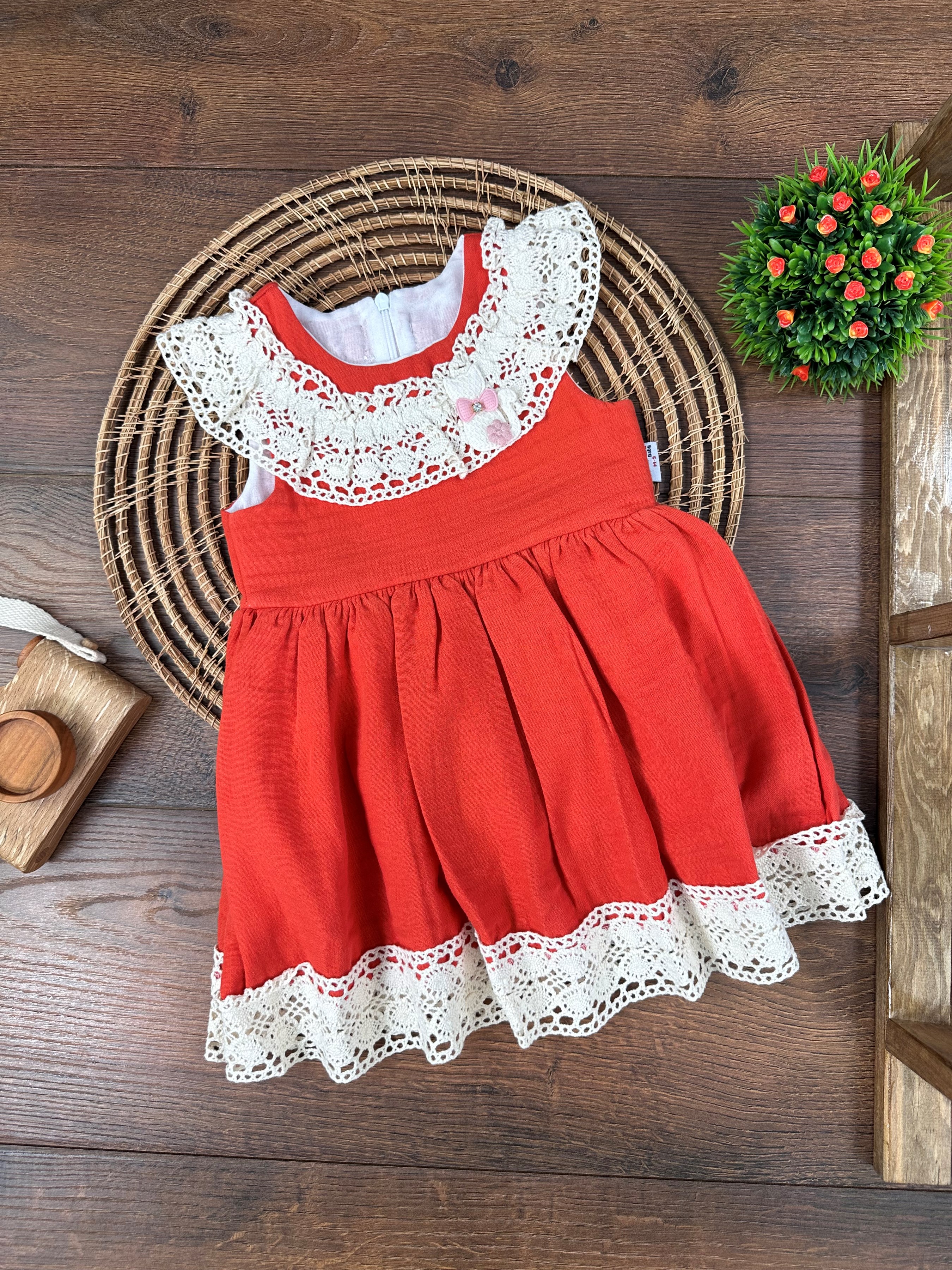 Müslin Kumaş Güpürlü Sırttan Fermuarlı Kız Elbise - TURUNCU