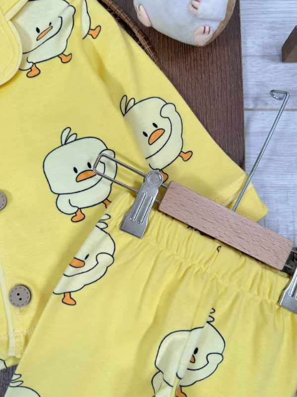 Civciv Baskılı %100 Pamuk Yumuşak Doku Kruvaze Yaka Önden Düğmeli Unisex Mevsimlik Pijama Takımı