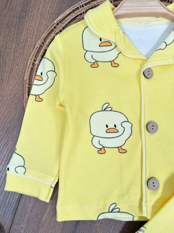 Civciv Baskılı %100 Pamuk Yumuşak Doku Kruvaze Yaka Önden Düğmeli Unisex Mevsimlik Pijama Takımı