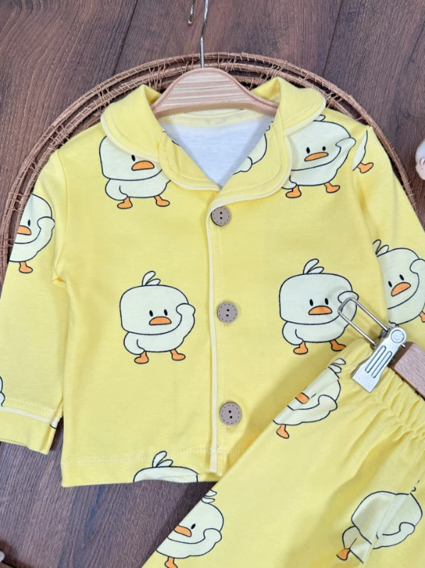 Civciv Baskılı %100 Pamuk Yumuşak Doku Kruvaze Yaka Önden Düğmeli Unisex Mevsimlik Pijama Takımı
