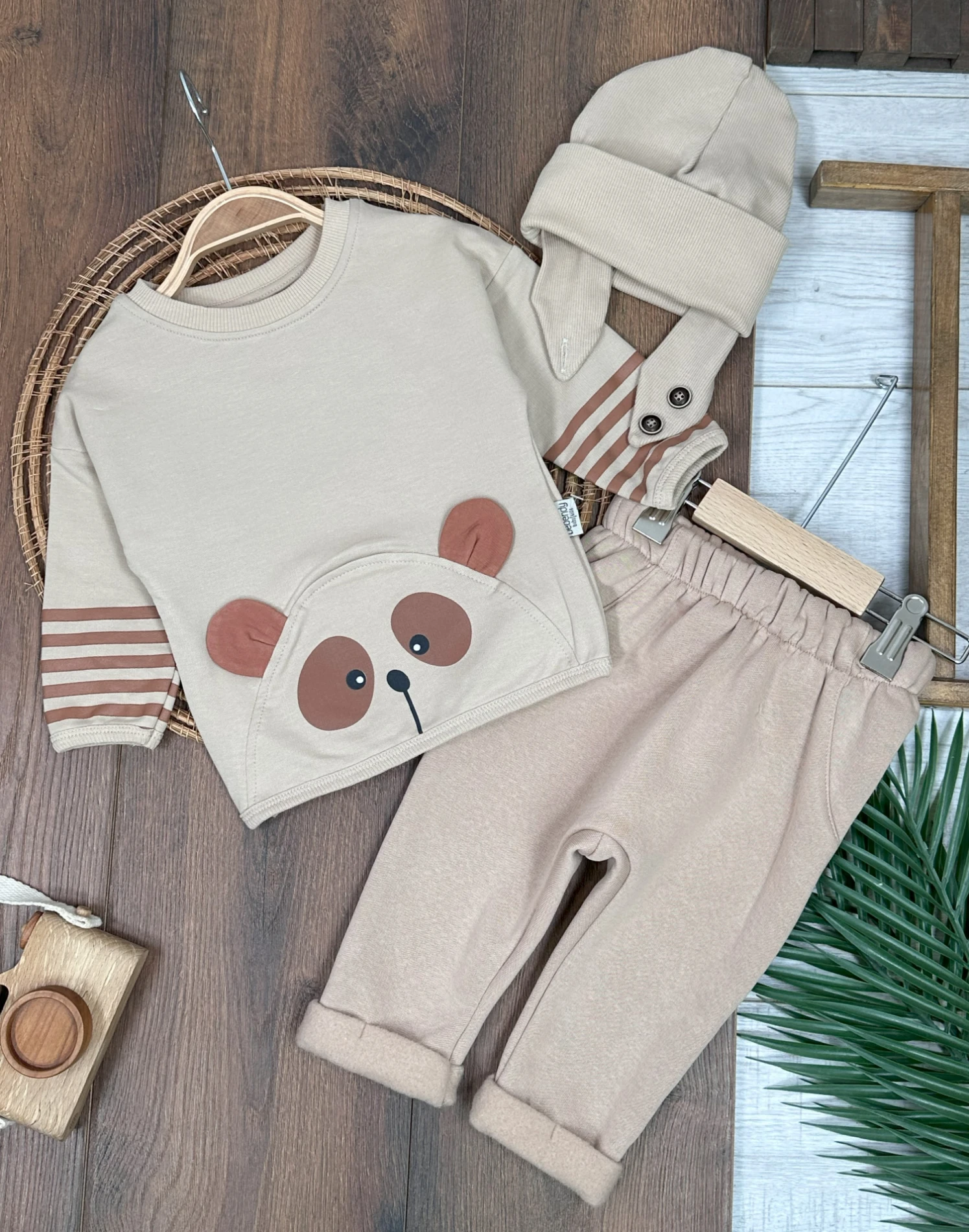 Ayıcık Baskılı Şeritli Kol Detaylı Kulaklı Bere Oversize 3lü Erkek Bebek Takım - SÜTLÜ KAHVE