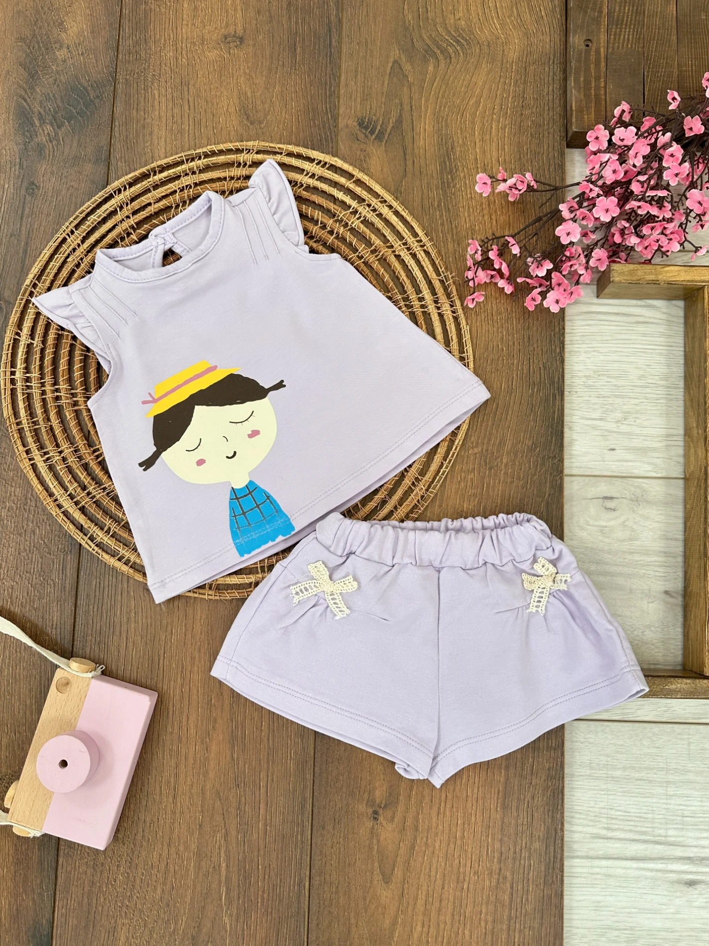 Şapkalı Kız Baskılı Omuz Fırfır Detaylı Yazlık Kız Bebek Takım  - LİLA