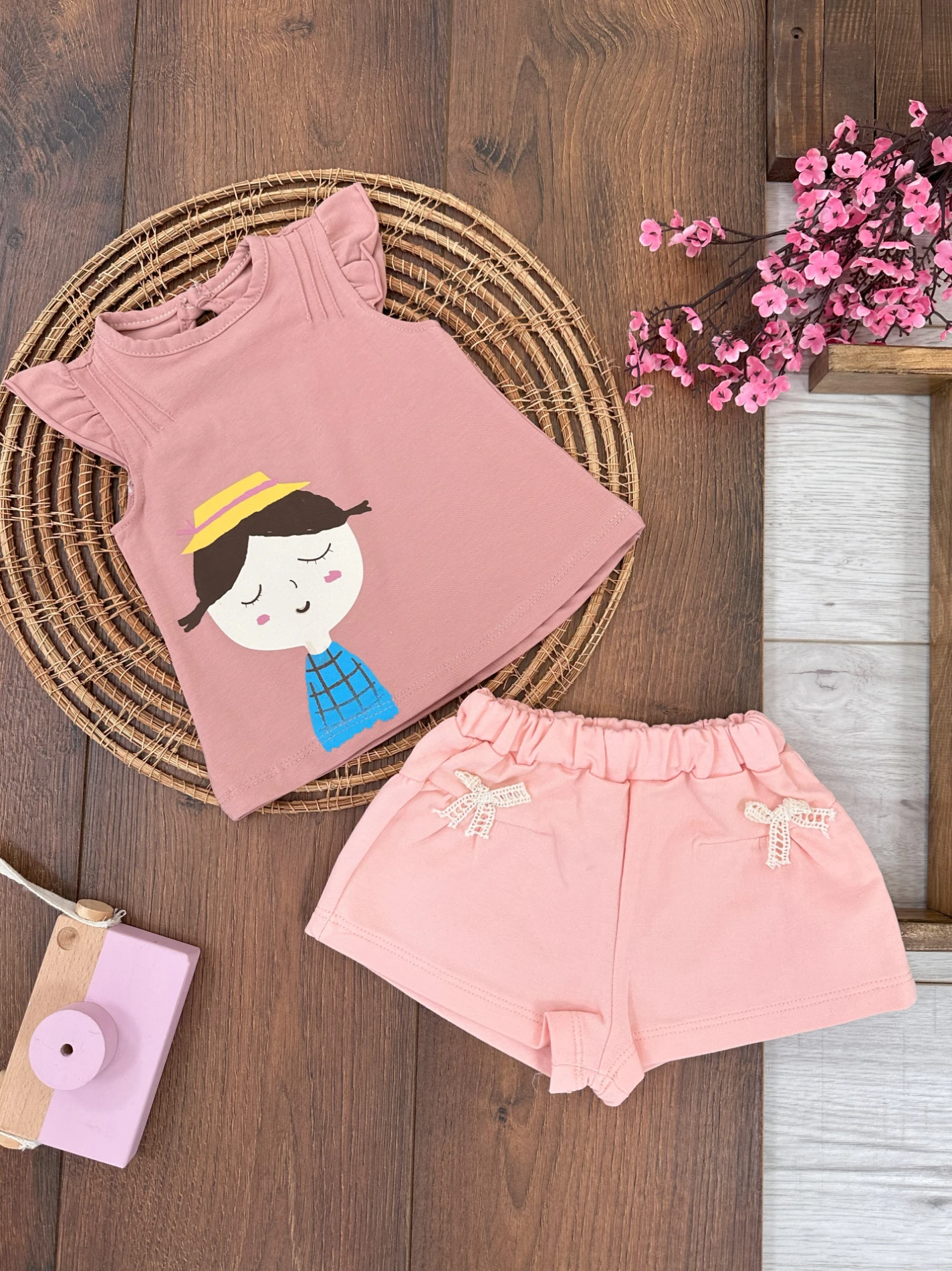 Şapkalı Kız Baskılı Omuz Fırfır Detaylı Yazlık Kız Bebek Takım  - PUDRA