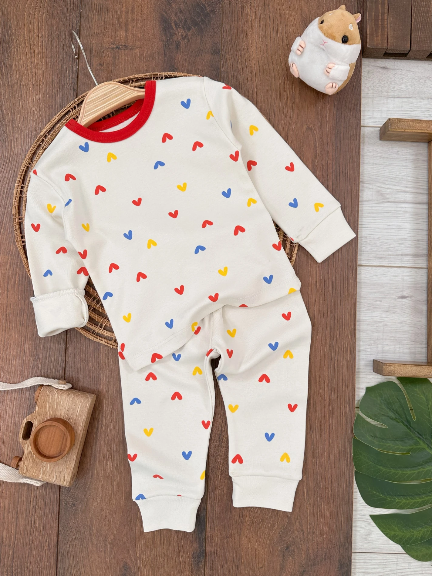 Kız Bebek Pijama TakımıMinik Kalpler Desenli %100 Pamuk Mevsimlik Pijama Takımı