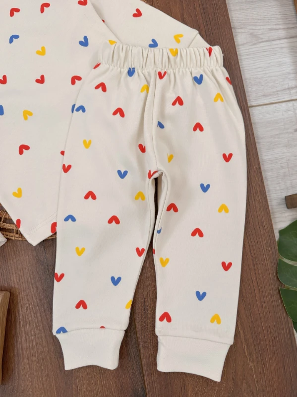 Kız Bebek Pijama TakımıMinik Kalpler Desenli %100 Pamuk Mevsimlik Pijama Takımı