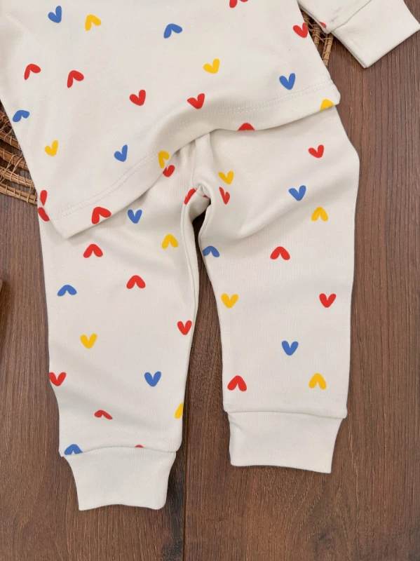 Kız Bebek Pijama TakımıMinik Kalpler Desenli %100 Pamuk Mevsimlik Pijama Takımı