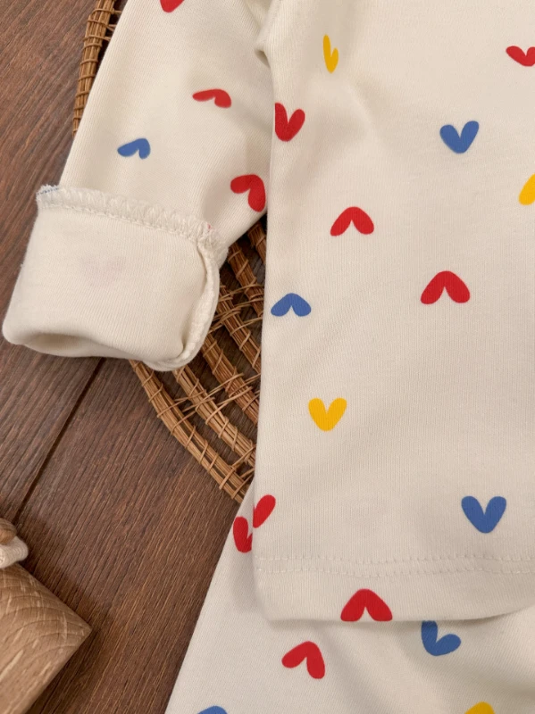 Kız Bebek Pijama TakımıMinik Kalpler Desenli %100 Pamuk Mevsimlik Pijama Takımı