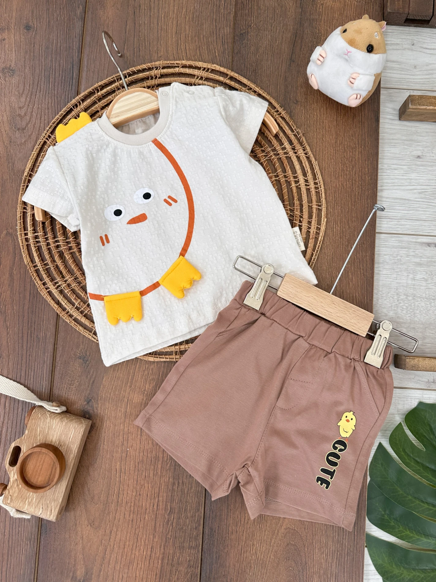 Cute Civciv Ayak Detaylı Omuzdan Çıtçıtlı Yazlık Erkek Bebek Takım - KAHVE