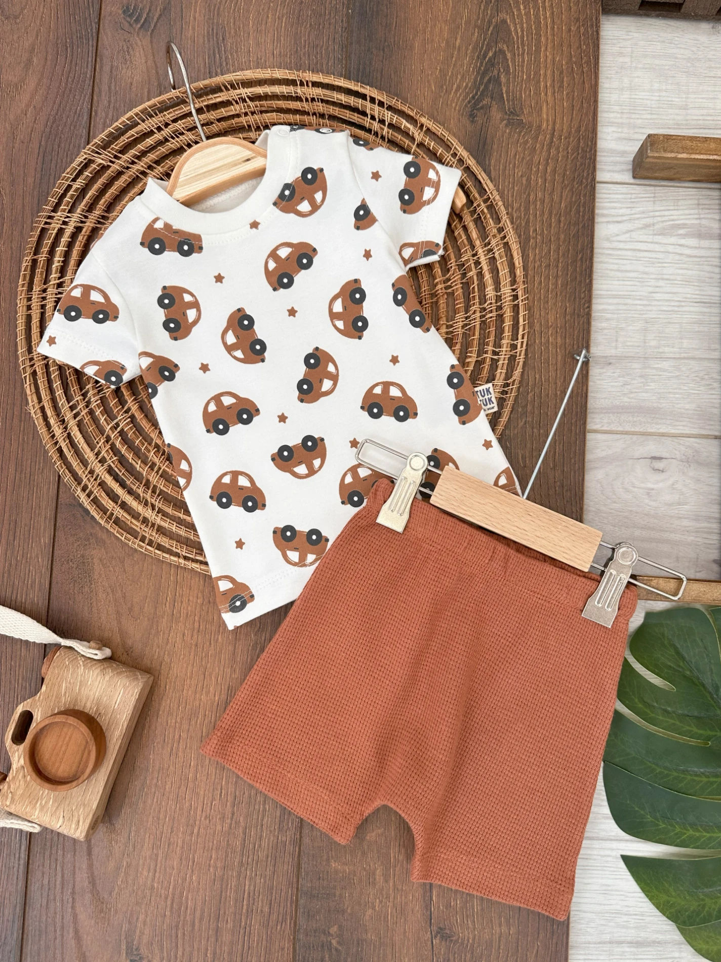 Araba Baskılı Omuzdan Çıtçıtlı Waffle Şortlu Yazlık Erkek Bebek Takım - KAHVE