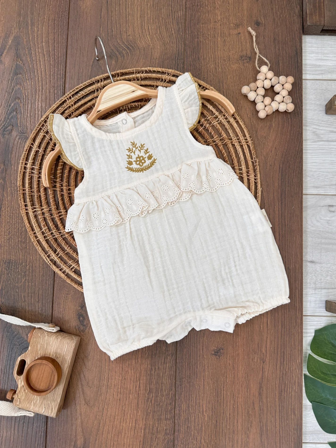 Müslin Nakış İşlemeli Fistolu Alttan Çıtçıtlı Yazlık Kız Bebek Tulum - KREM