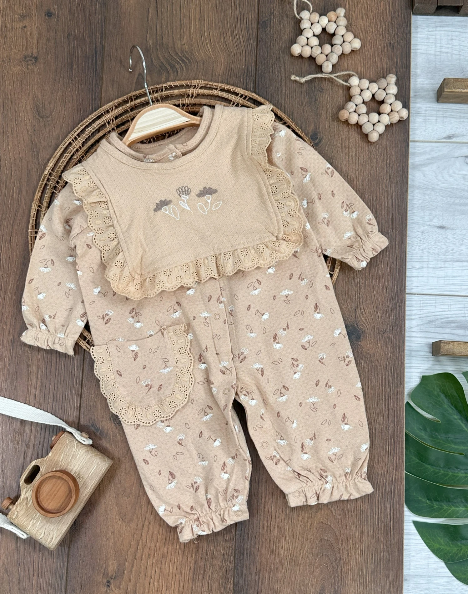 Müslin Kumaş Güpür Detaylı Önlüklü Çıtçıt Kapama Çiçek Desen Kız Bebek Tulum - BEJ