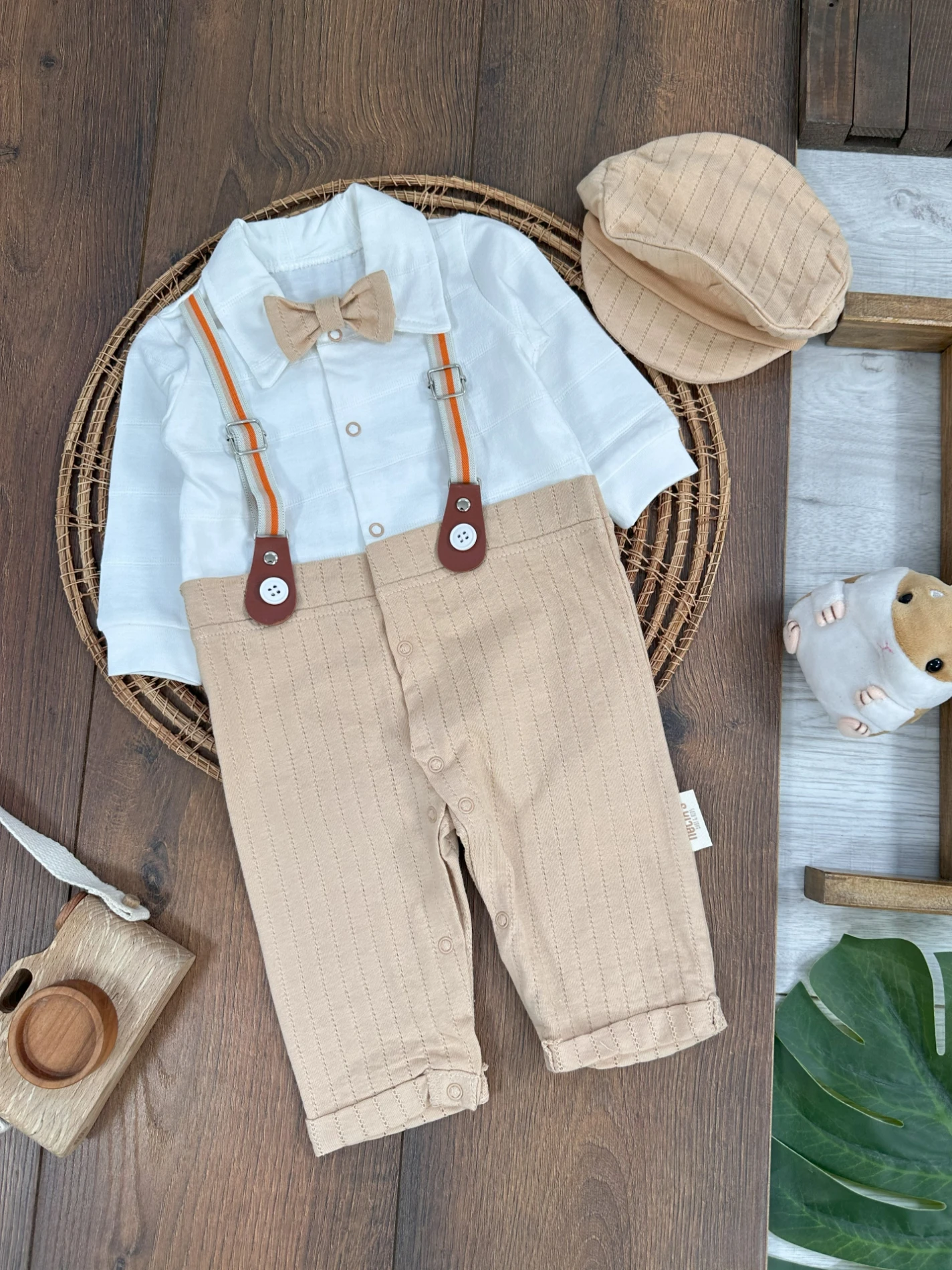 Papyonlu Şapkalı Önden Askı Kemerli Alttan Çıtçıtlı Erkek Bebek Tulum - KREM