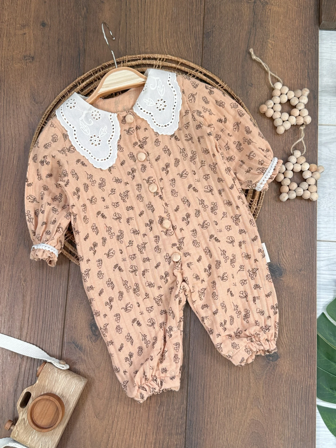 Müslin Kumaş Yaka Güpürlü Önden Düğmeli Alttan Çıtçıtlı Çiçek Desen Kız Bebek Tulum - VİZON