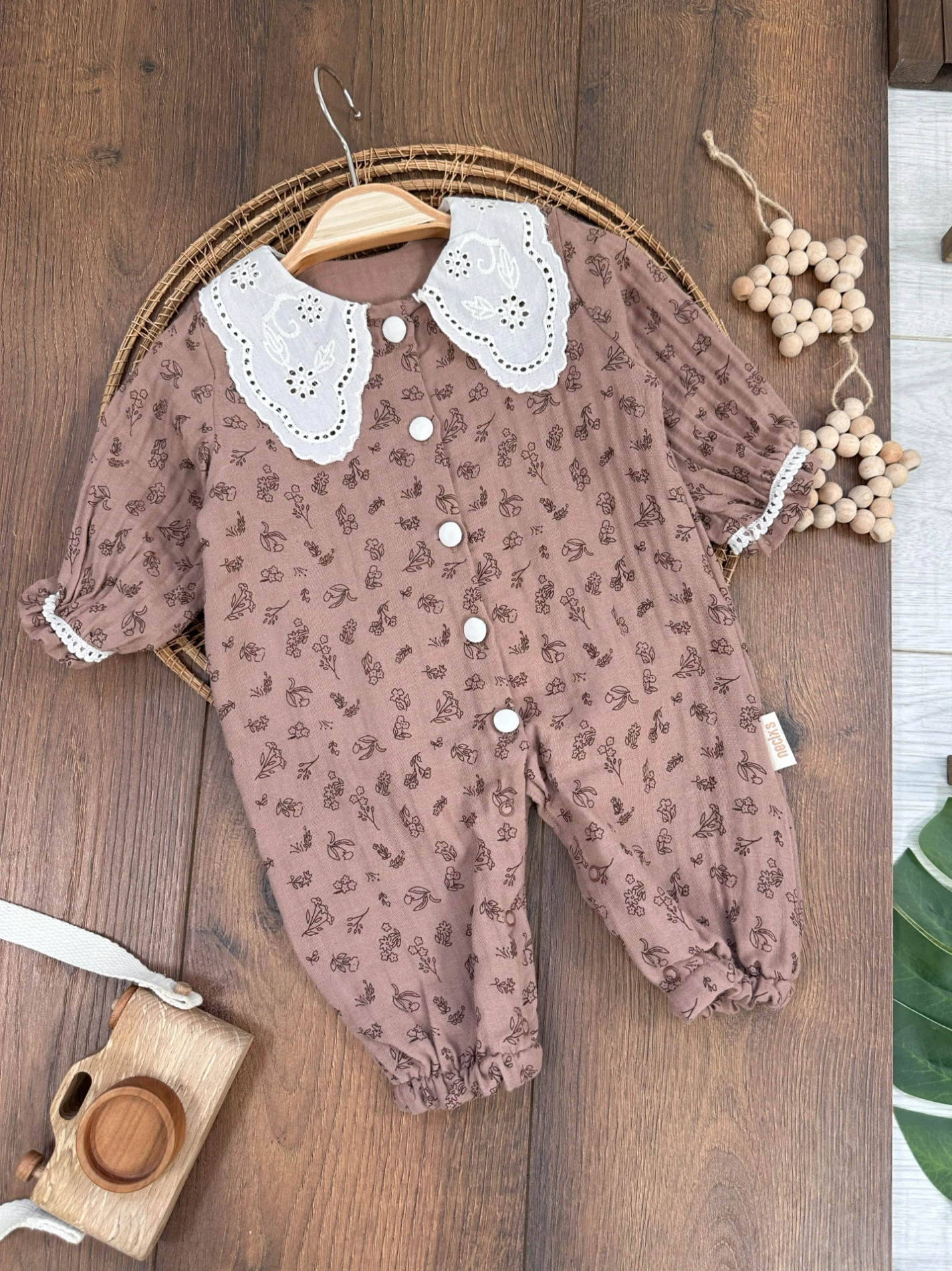 Müslin Kumaş Yaka Güpürlü Önden Düğmeli Alttan Çıtçıtlı Çiçek Desen Kız Bebek Tulum - KAHVE