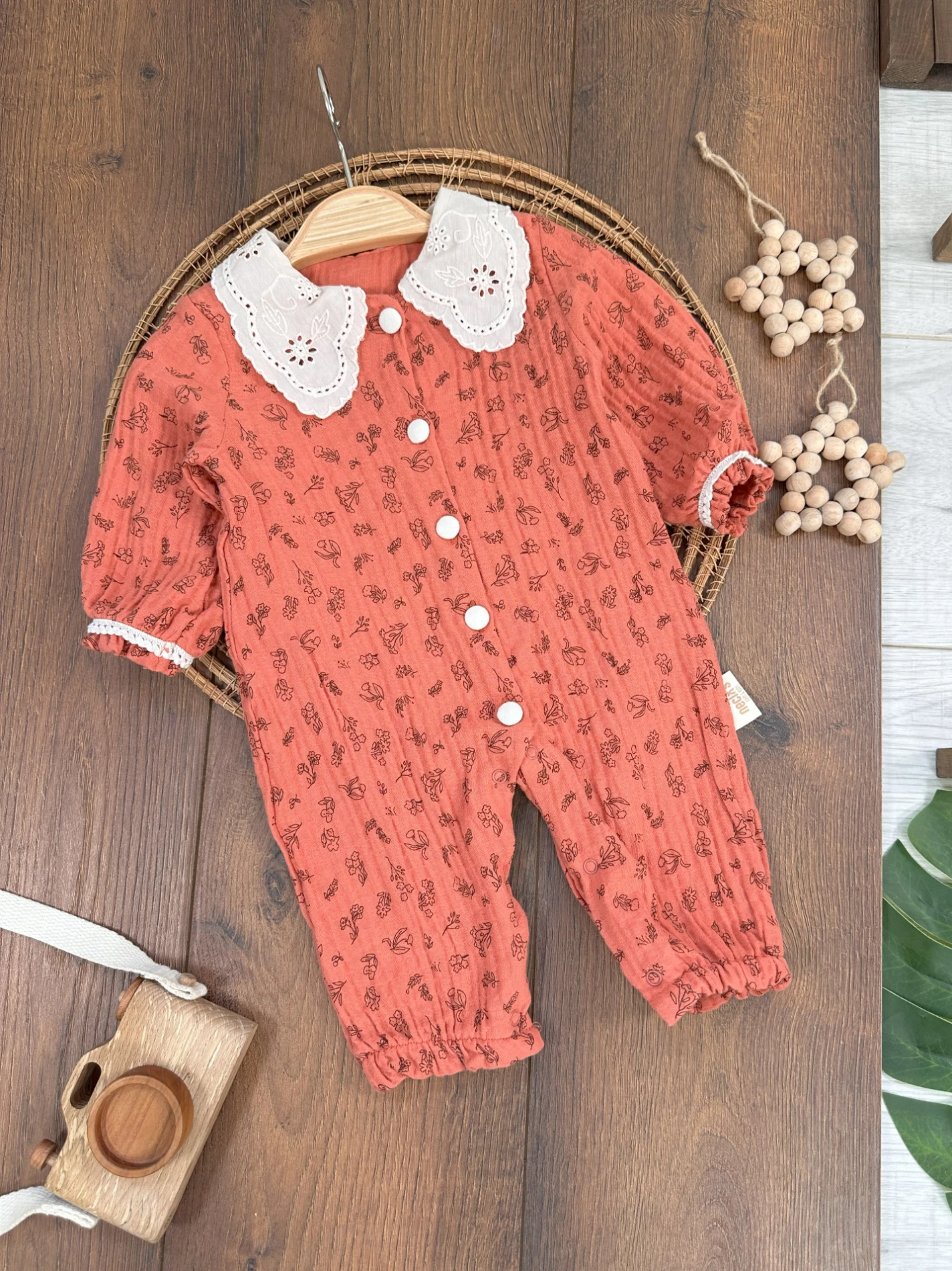 Müslin Kumaş Yaka Güpürlü Önden Düğmeli Alttan Çıtçıtlı Çiçek Desen Kız Bebek Tulum - KİREMİT