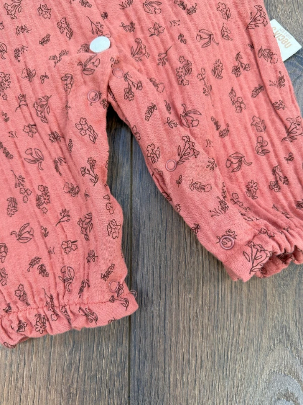 Müslin Kumaş Yaka Güpürlü Önden Düğmeli Alttan Çıtçıtlı Çiçek Desen Kız Bebek Tulum - VİZON