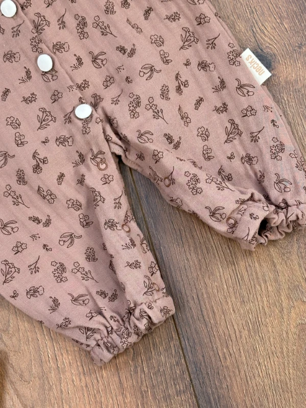 Müslin Kumaş Yaka Güpürlü Önden Düğmeli Alttan Çıtçıtlı Çiçek Desen Kız Bebek Tulum - VİZON