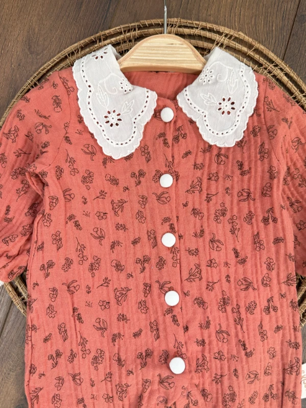 Müslin Kumaş Yaka Güpürlü Önden Düğmeli Alttan Çıtçıtlı Çiçek Desen Kız Bebek Tulum - VİZON