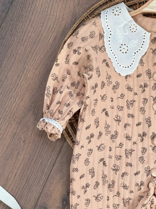 Müslin Kumaş Yaka Güpürlü Önden Düğmeli Alttan Çıtçıtlı Çiçek Desen Kız Bebek Tulum - VİZON