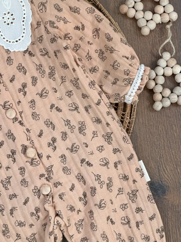 Müslin Kumaş Yaka Güpürlü Önden Düğmeli Alttan Çıtçıtlı Çiçek Desen Kız Bebek Tulum - VİZON