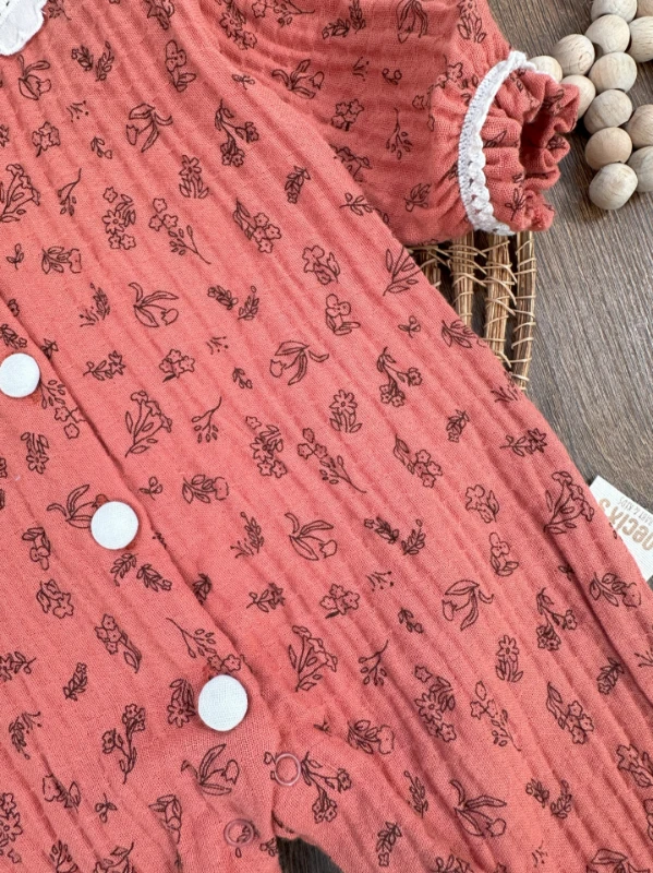 Müslin Kumaş Yaka Güpürlü Önden Düğmeli Alttan Çıtçıtlı Çiçek Desen Kız Bebek Tulum - VİZON
