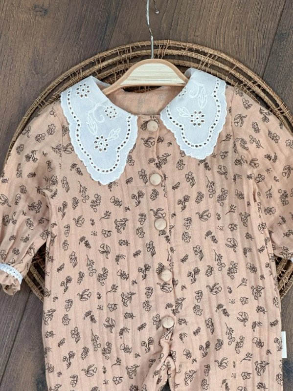 Müslin Kumaş Yaka Güpürlü Önden Düğmeli Alttan Çıtçıtlı Çiçek Desen Kız Bebek Tulum - VİZON