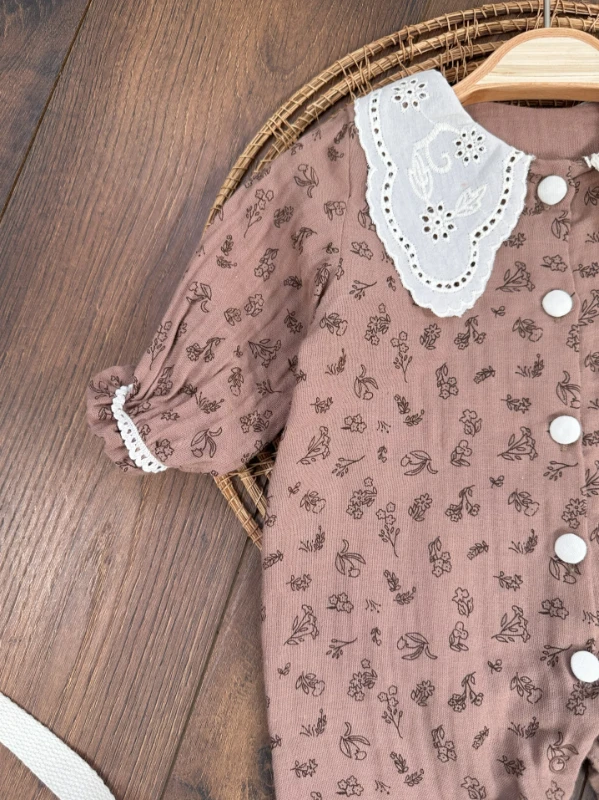 Müslin Kumaş Yaka Güpürlü Önden Düğmeli Alttan Çıtçıtlı Çiçek Desen Kız Bebek Tulum - VİZON