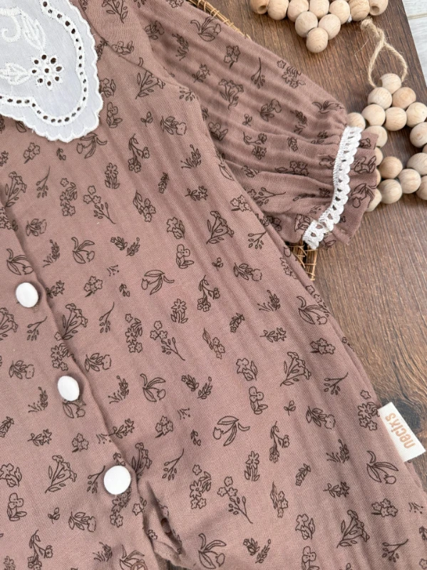 Müslin Kumaş Yaka Güpürlü Önden Düğmeli Alttan Çıtçıtlı Çiçek Desen Kız Bebek Tulum - VİZON