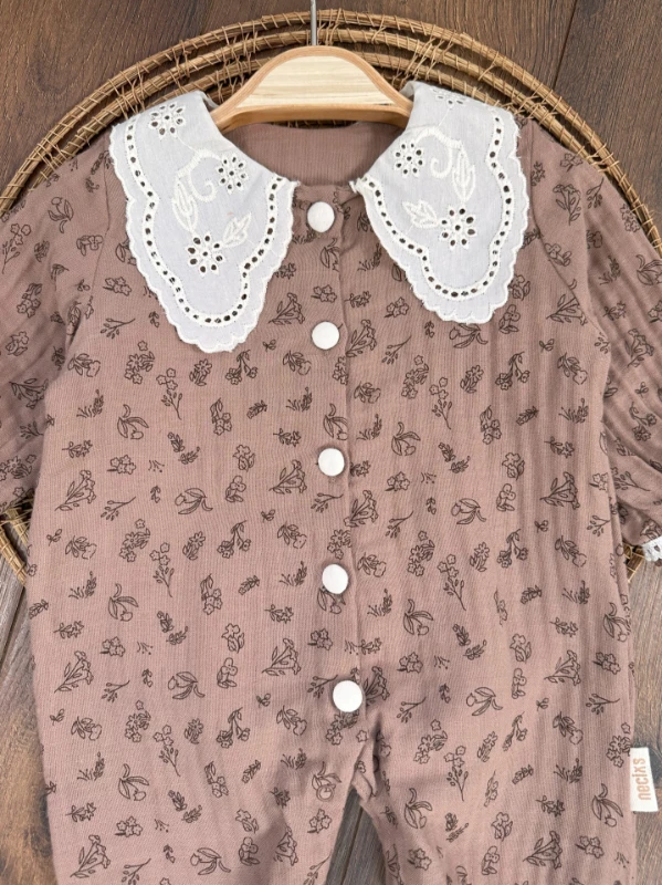 Müslin Kumaş Yaka Güpürlü Önden Düğmeli Alttan Çıtçıtlı Çiçek Desen Kız Bebek Tulum - VİZON