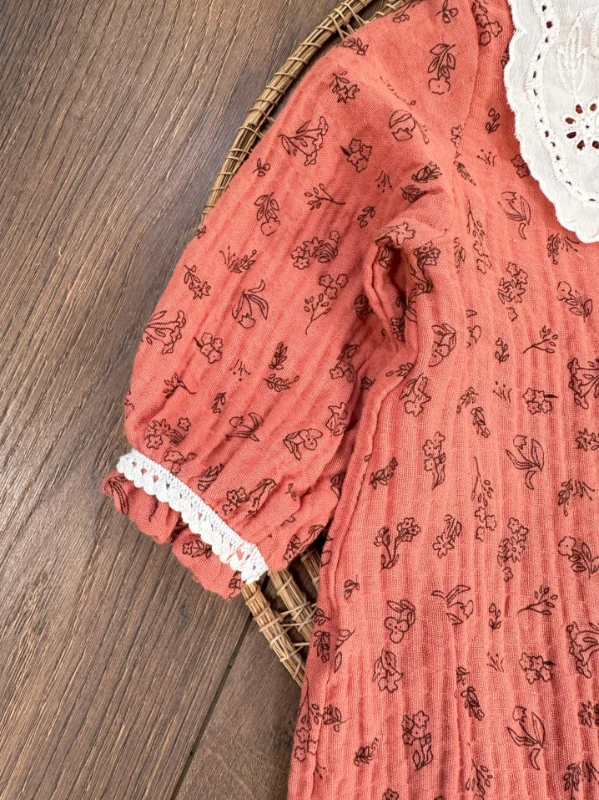 Müslin Kumaş Yaka Güpürlü Önden Düğmeli Alttan Çıtçıtlı Çiçek Desen Kız Bebek Tulum - VİZON