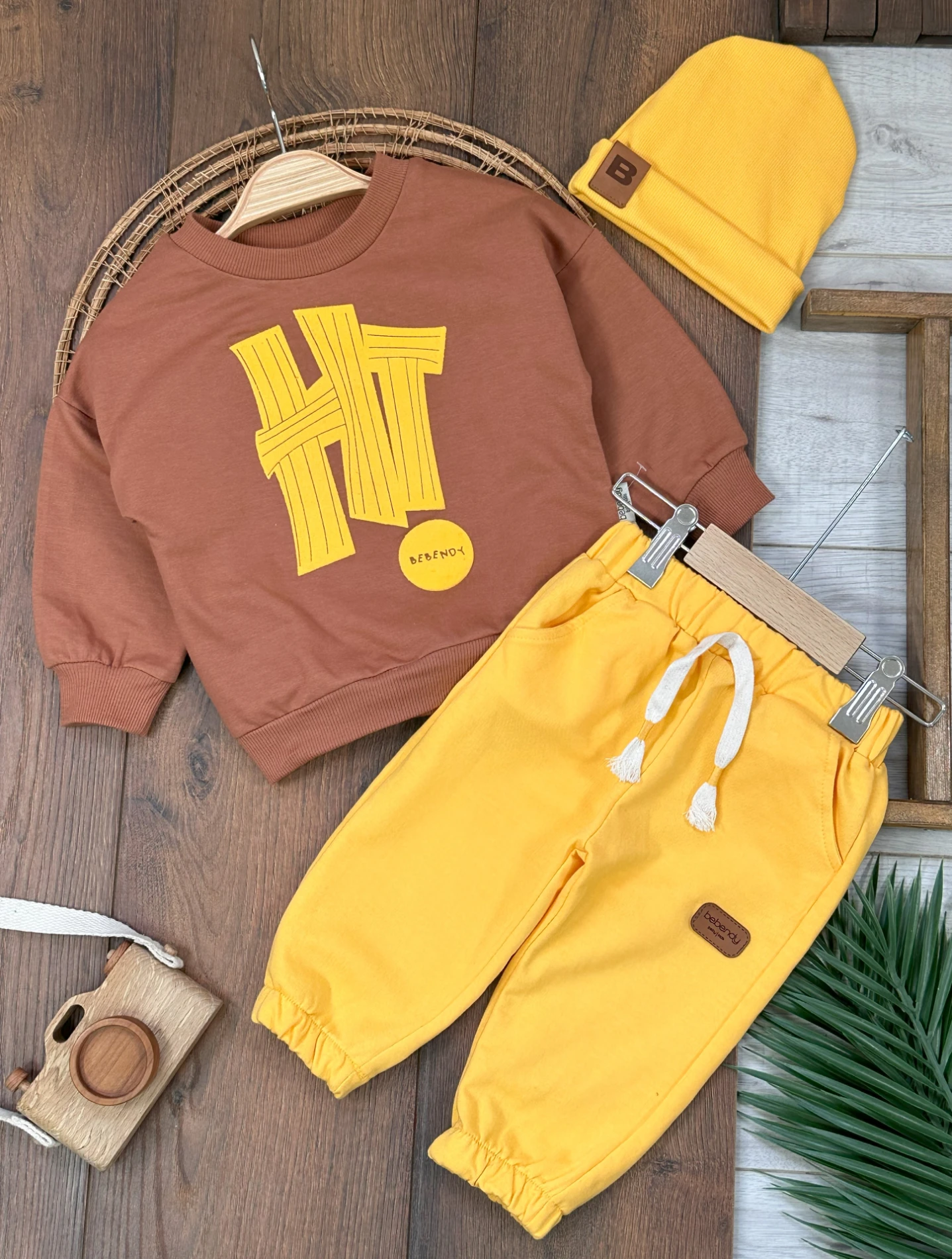 Hi Kabartma Baskılı Bereli Arma Detaylı Oversize (Geniş Kalıp) Erkek Bebek Takım - KAHVE