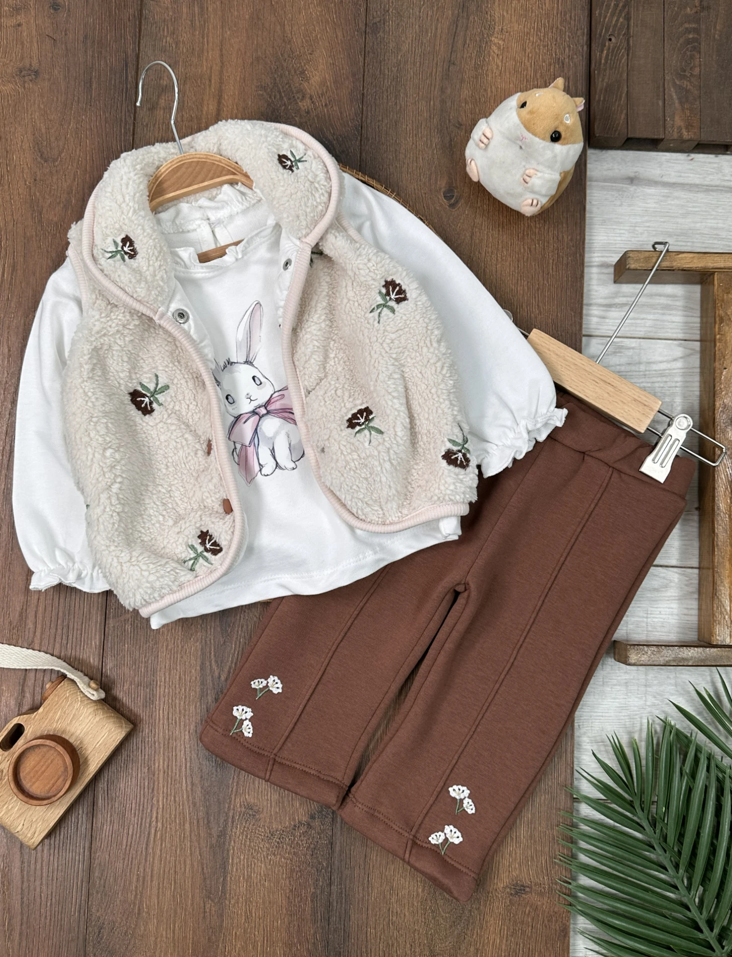 Peluş Yelek Çiçek Nakışlı Tavşan Baskılı 3 İplik İçi Pamuklu Pantolon Kışlık Kız Bebek Takım - KAHVE