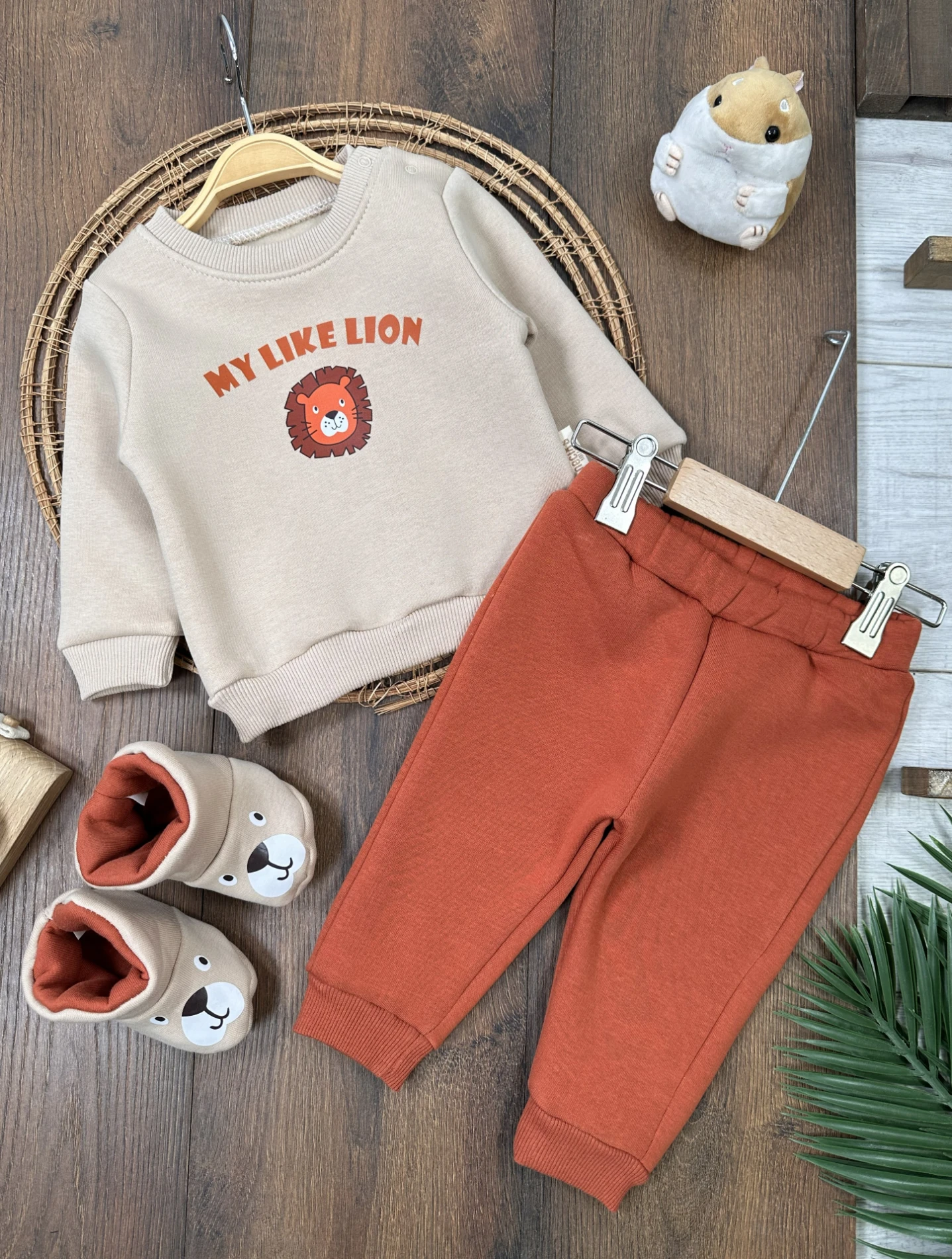 3 İplik İçi Şardonlu Panduf Patikli Aslan Baskılı Omuzdan Çıtçıtlı Kışlık Erkek Bebek Takım - BEJ