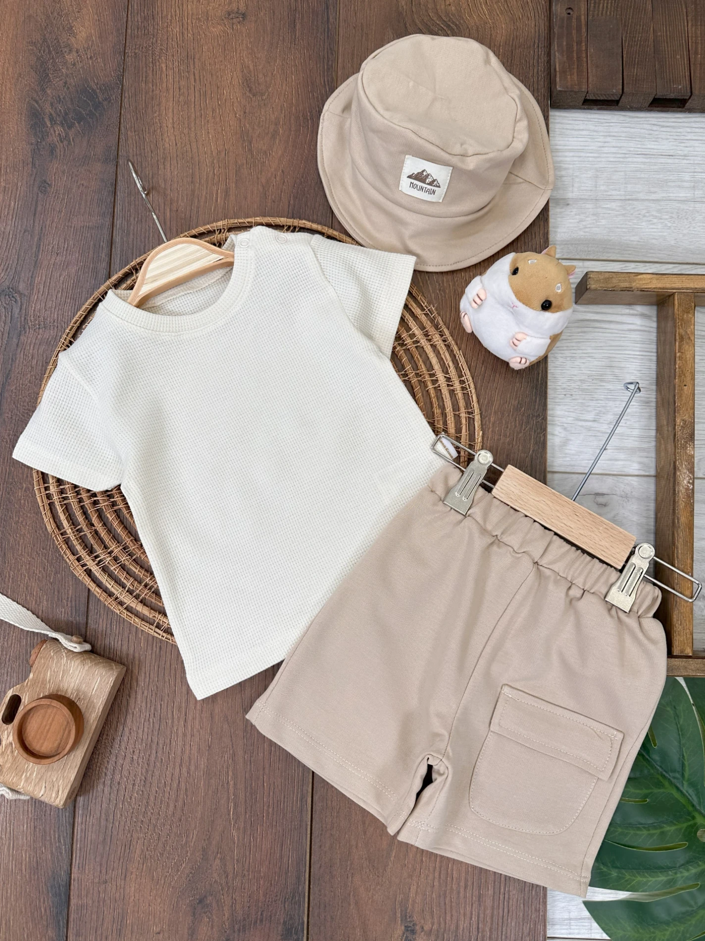  Safari Şapkalı Cep Detaylı Omuzdan Çıtçıtlı Yazlık Erkek Bebek Takım - BEJ
