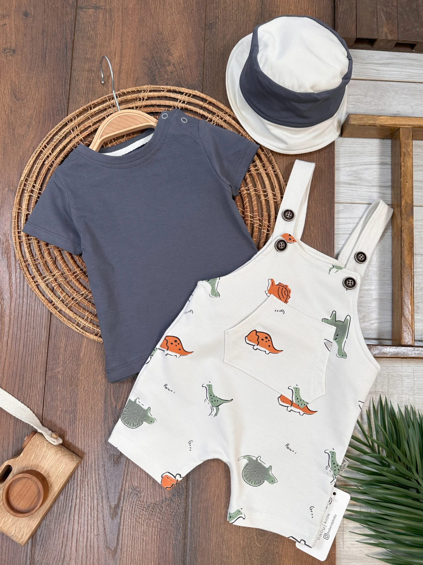 Dinozor Baskılı Safari Şapkalı Omuzdan Çıtçıtlı Badi Yazlık Salopet Erkek Bebek Takım - GRİ