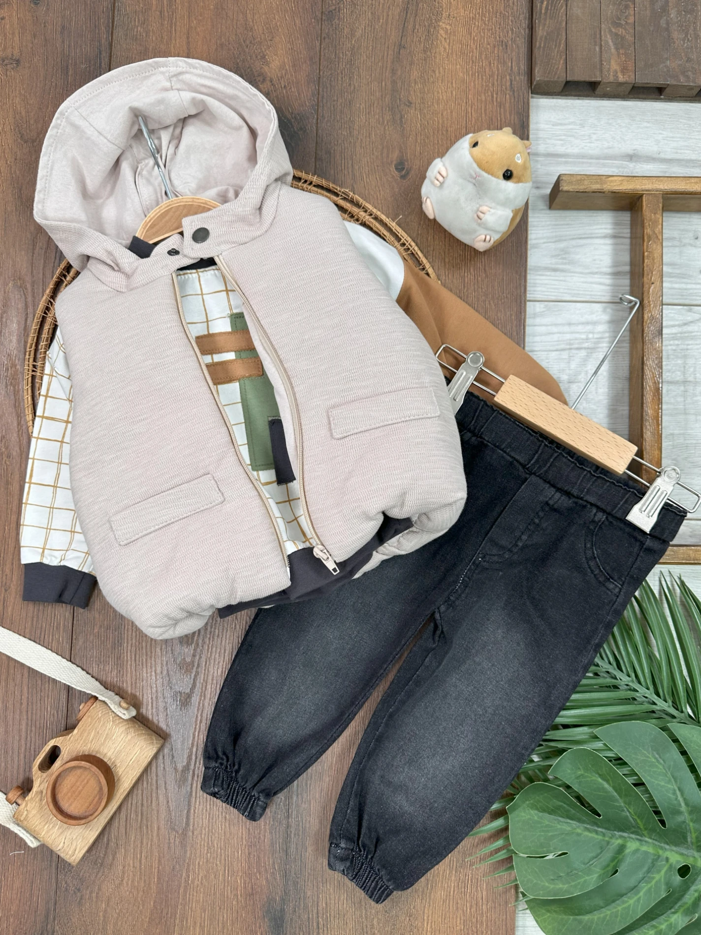 Şişme Yelek Kapüşonlu Fermuarlı Ekose Sweatshirt Likralı Kot Pantolon 3lü Erkek Bebek Takım - BEJ