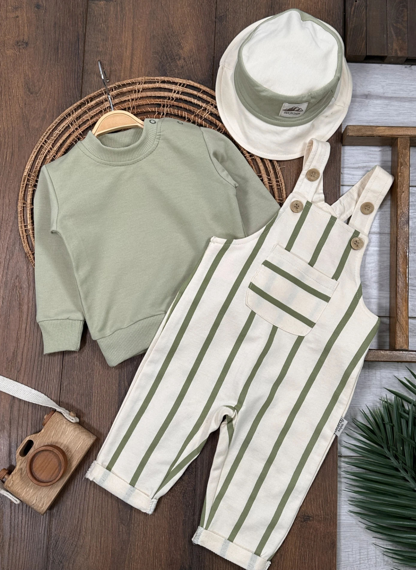 Çizgili Safari Şapkalı Omuzdan Çıtçıtlı Sweatshirt Salopet 3lü Erkek Bebek Takım - YEŞİL