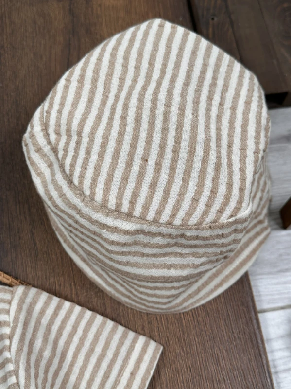 Müslin Çizgili Safari Şapkalı Düğmeli Cep Detaylı Şortlu Yazlık Erkek Bebek Takım - SÜTLÜ KAHVE