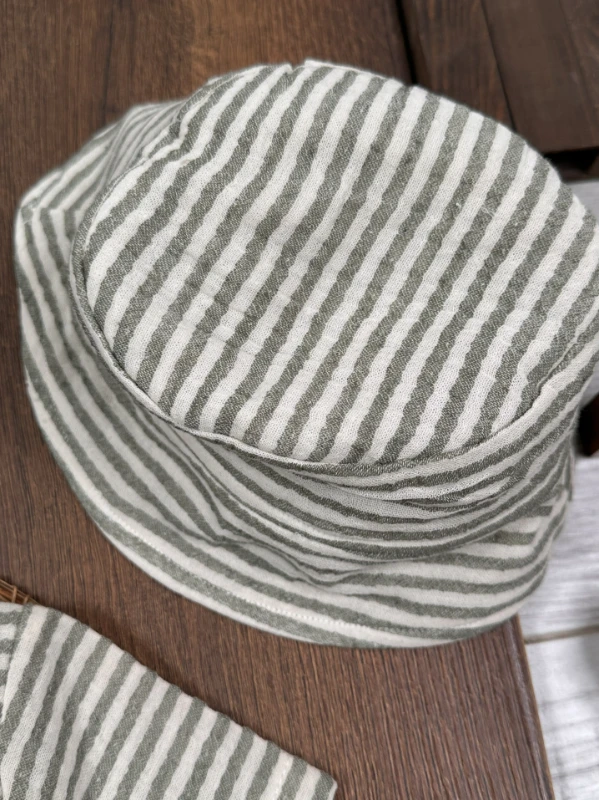 Müslin Çizgili Safari Şapkalı Düğmeli Cep Detaylı Şortlu Yazlık Erkek Bebek Takım - SÜTLÜ KAHVE