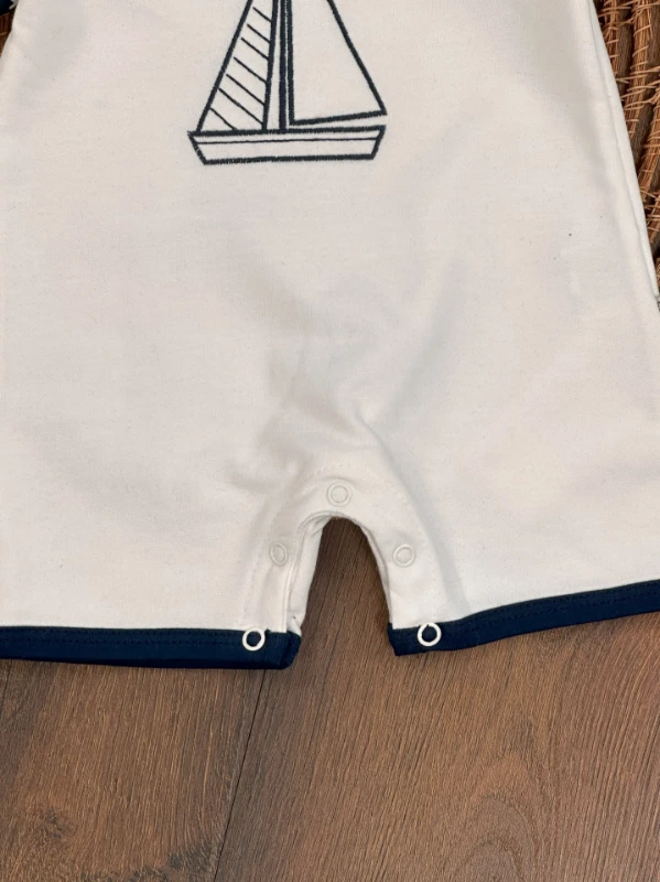 Yelken Nakışlı Şapkalı Çıtçıtlı Yazlık Erkek Bebek Tulum - BEYAZ