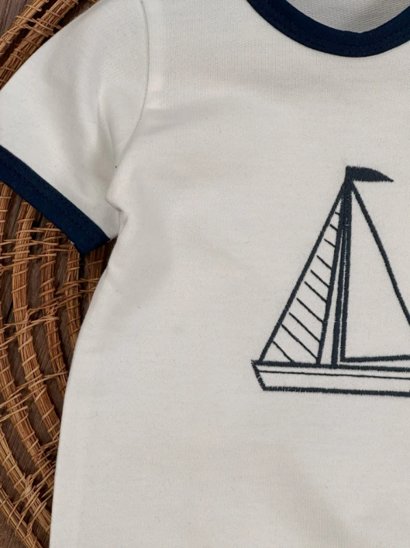 Yelken Nakışlı Şapkalı Çıtçıtlı Yazlık Erkek Bebek Tulum - BEYAZ